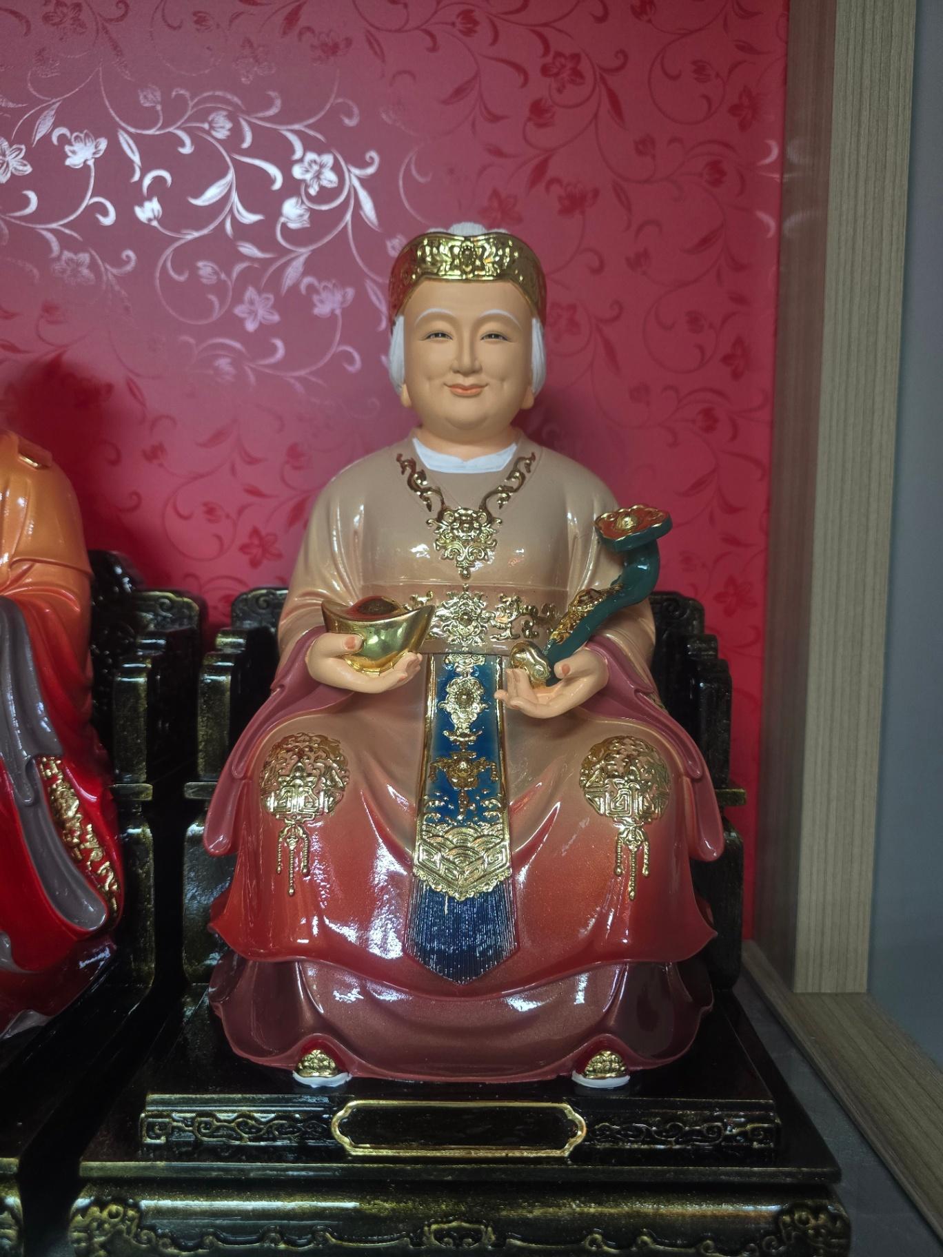 12寸土地婆 / 地主婆