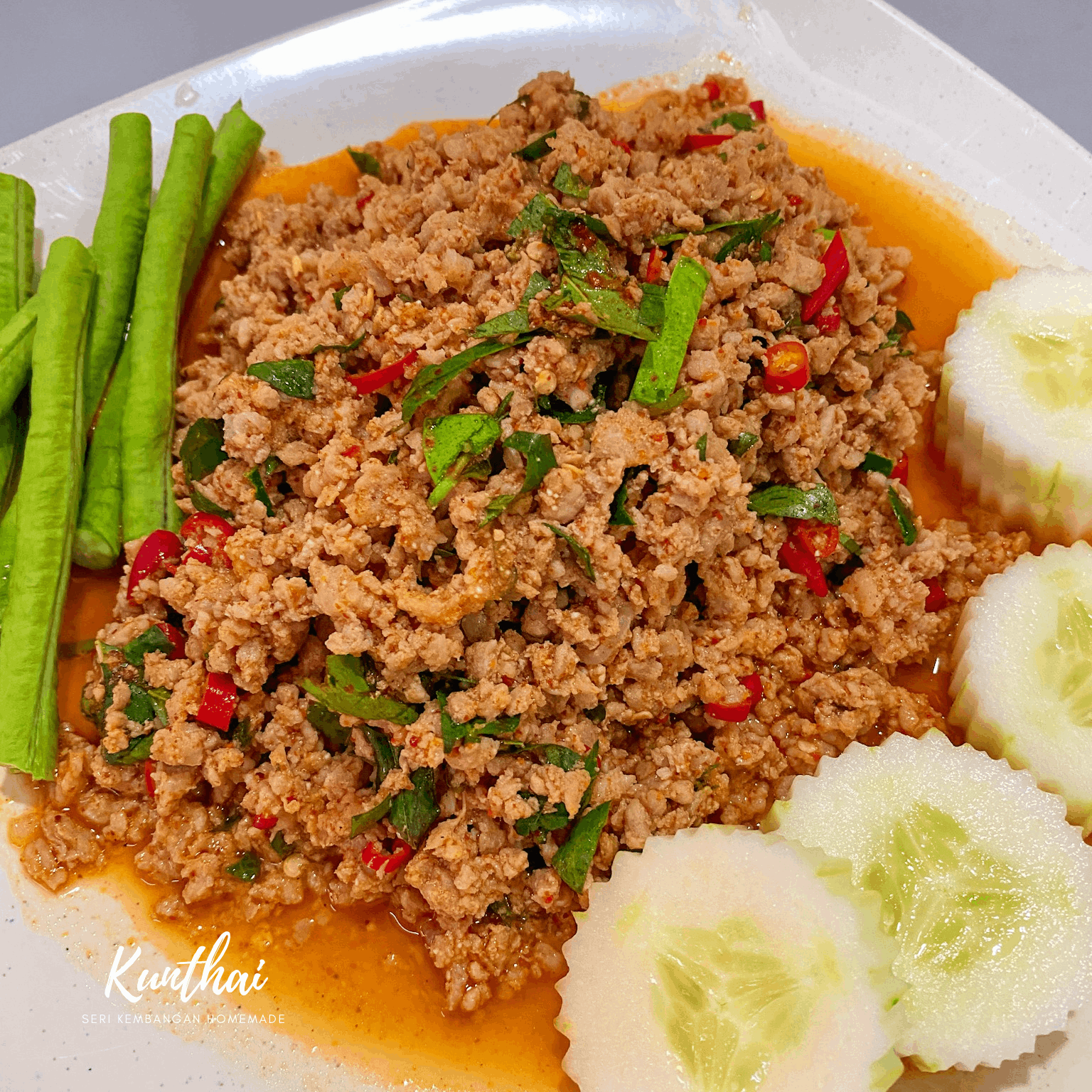 F004 Spicy Minced Pork ลาบหมู