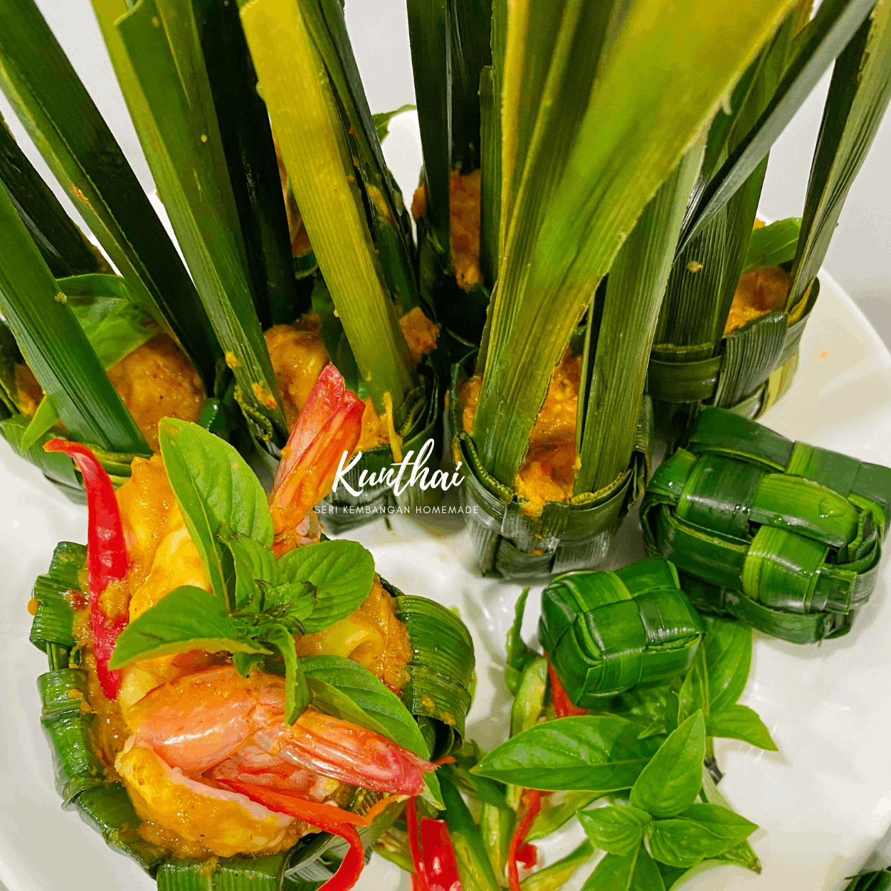 F012 Thai Steamed Seafood Curry ห่อหมกชีฟูดห่อใบเตย