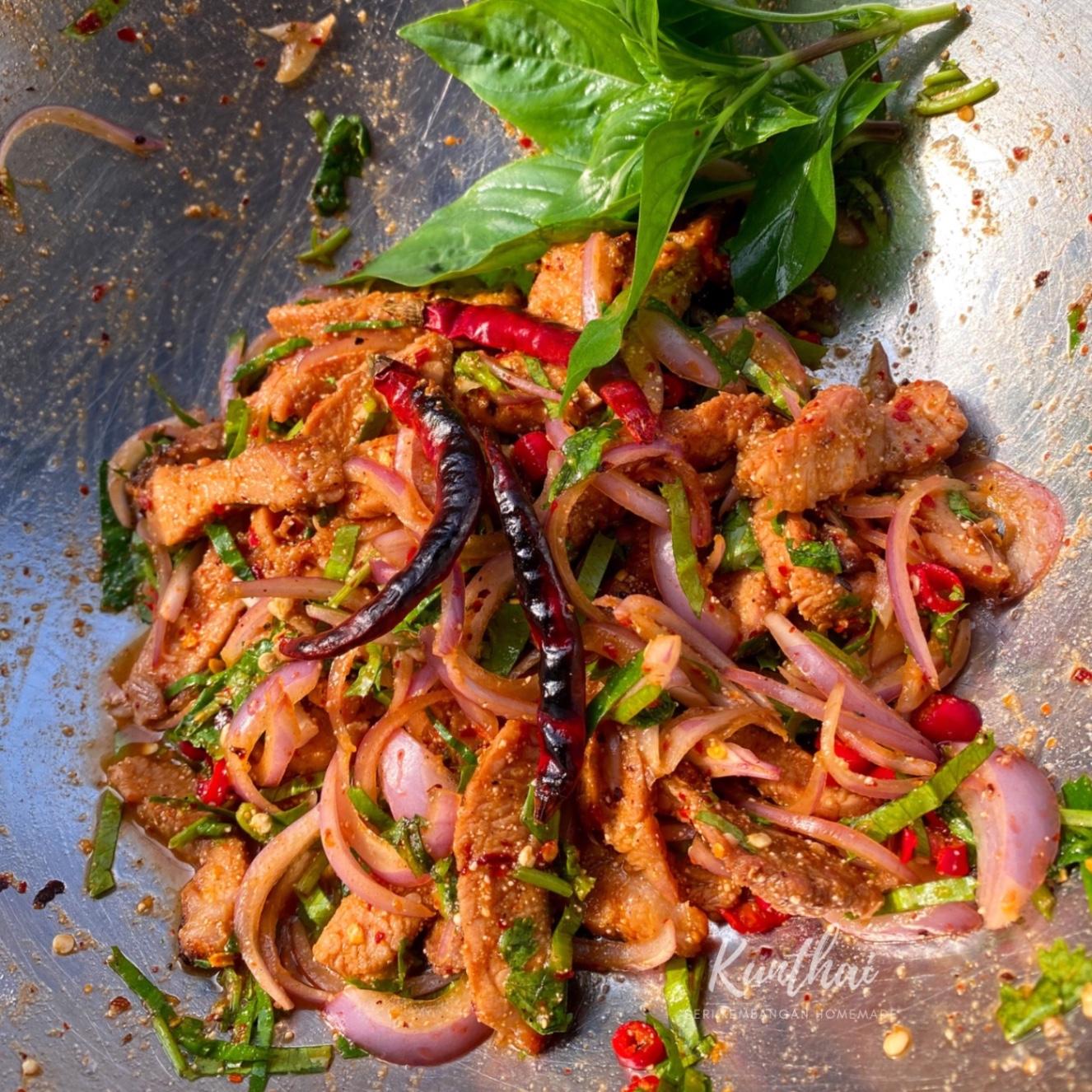 F005 Spicy Grilled Pork Neck น้ำตกหมูคอหมูย่าง