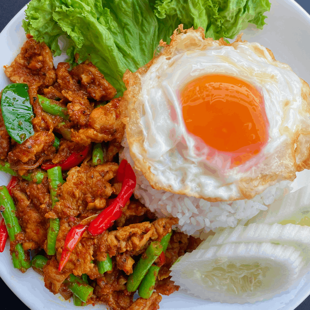 K005 Stir Fried Pork with Red Curry Rice ถั่วผัดพริกแกงไข่ดาว