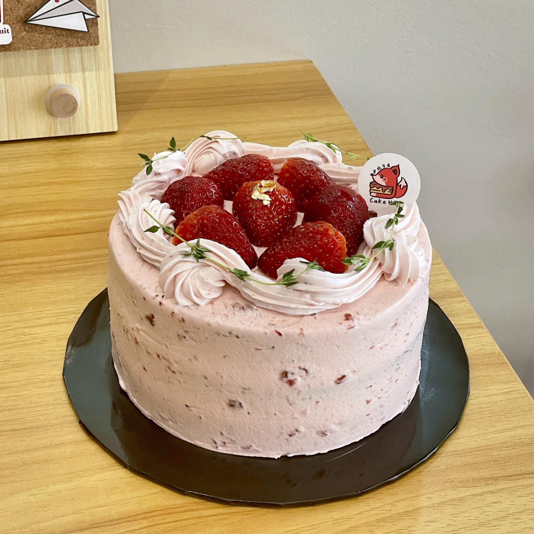 Charcoal Strawberry Cake 竹炭草莓蛋糕