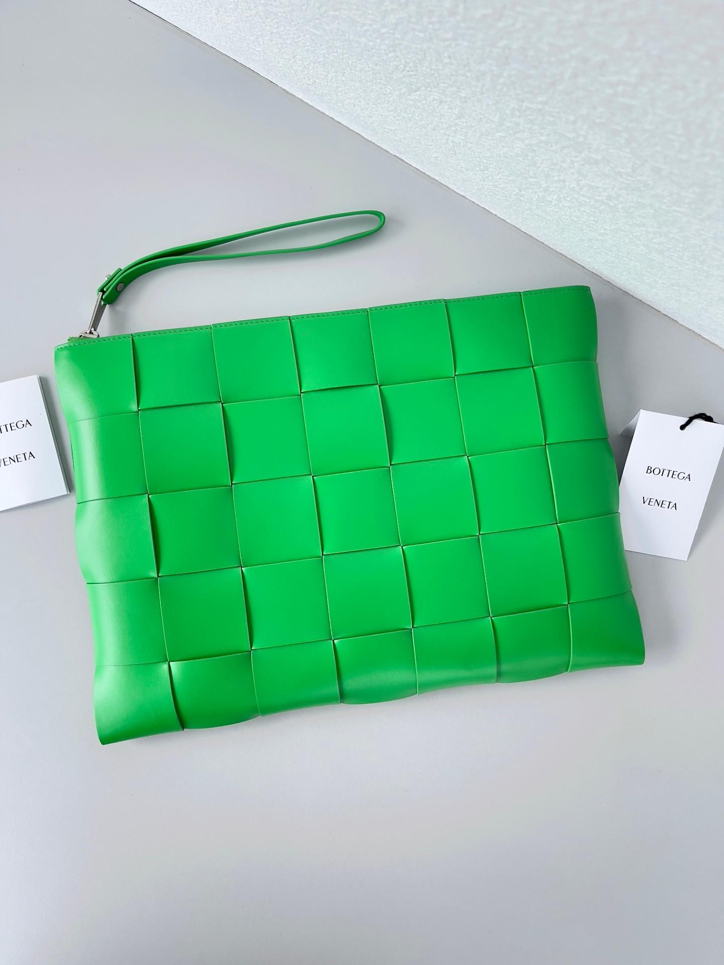 BOTTEGA VENETA CLUTCH UNISEX 35CM - GREEN