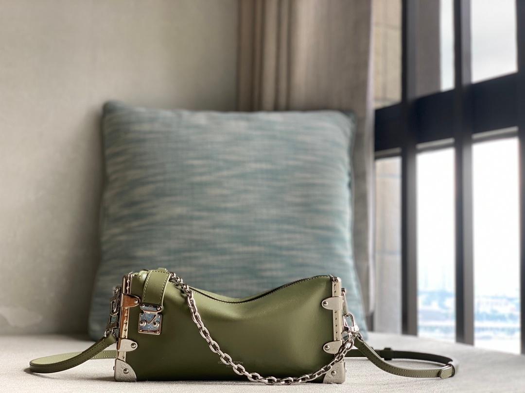 LV SLIM TRUNK BAG (GREEN)