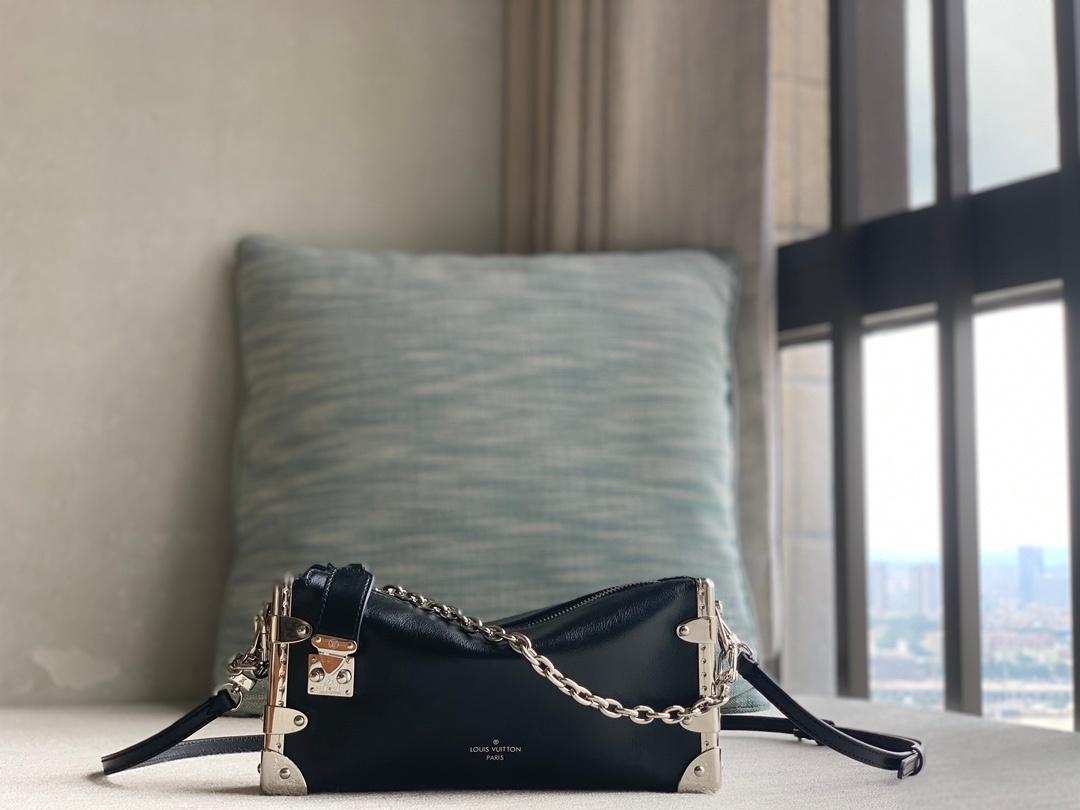 LV SLIM TRUNK BAG (BLACK)