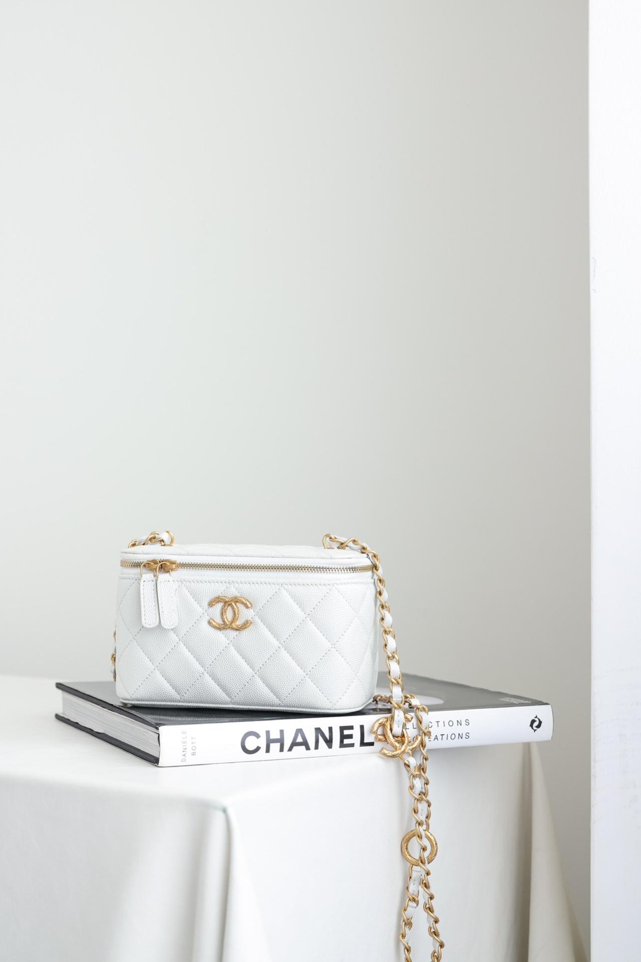 CHANEL 24S DUMEIBUCKLELONG BOX WHITE (GOLD)