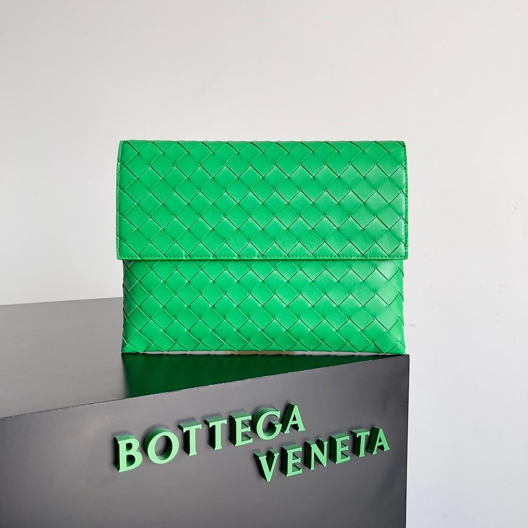 BOTTEGA VENETA ENVELOPE CLUTCH GREEN