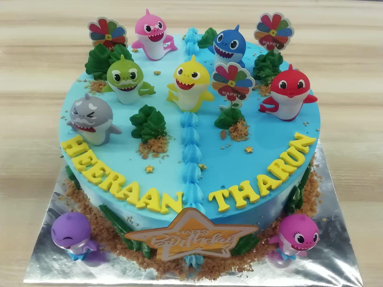 Baby shark (chocolate cake/vanilla cake)