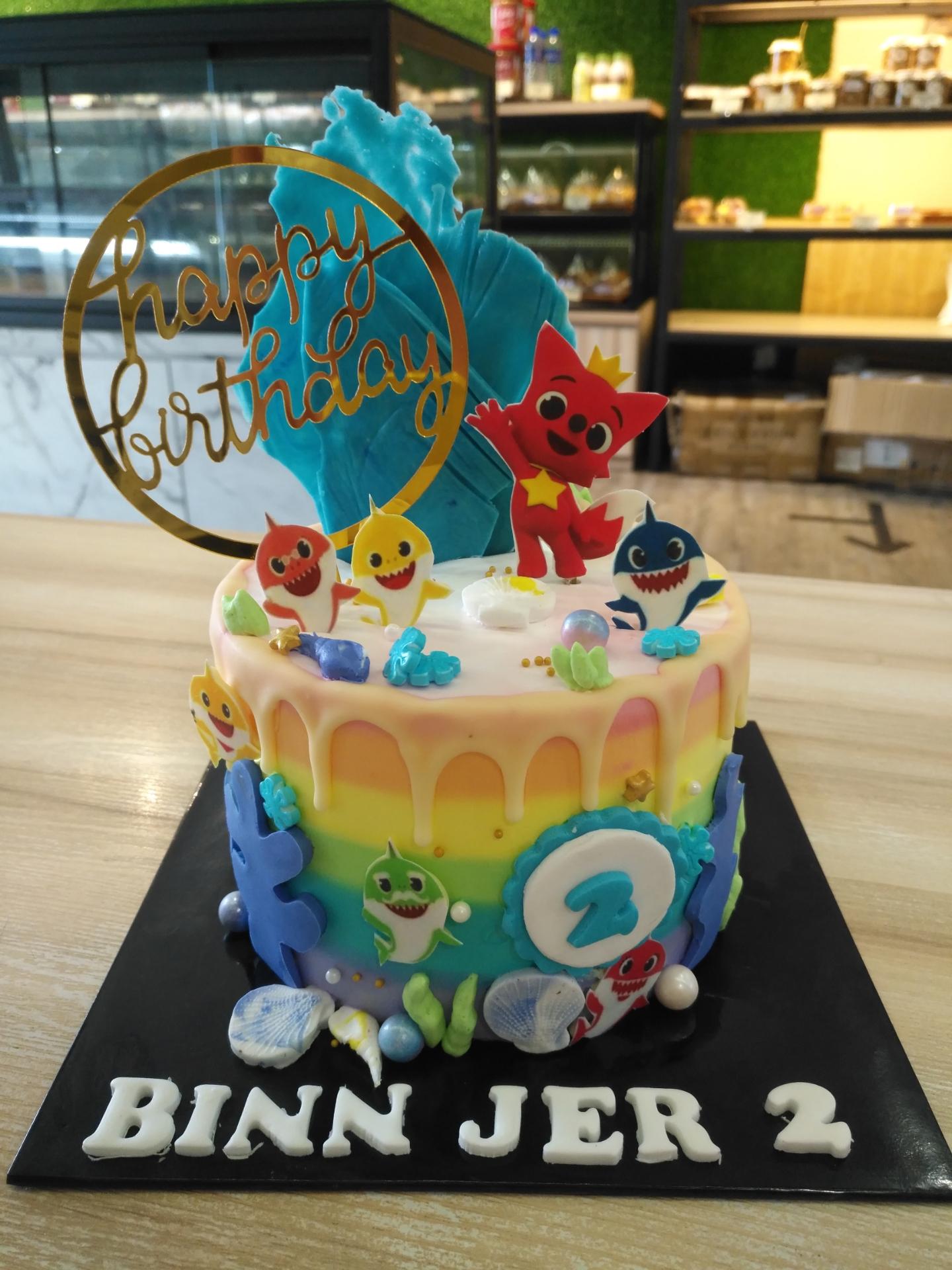 Icing Baby shark (chocolate cake /vanilla cake)