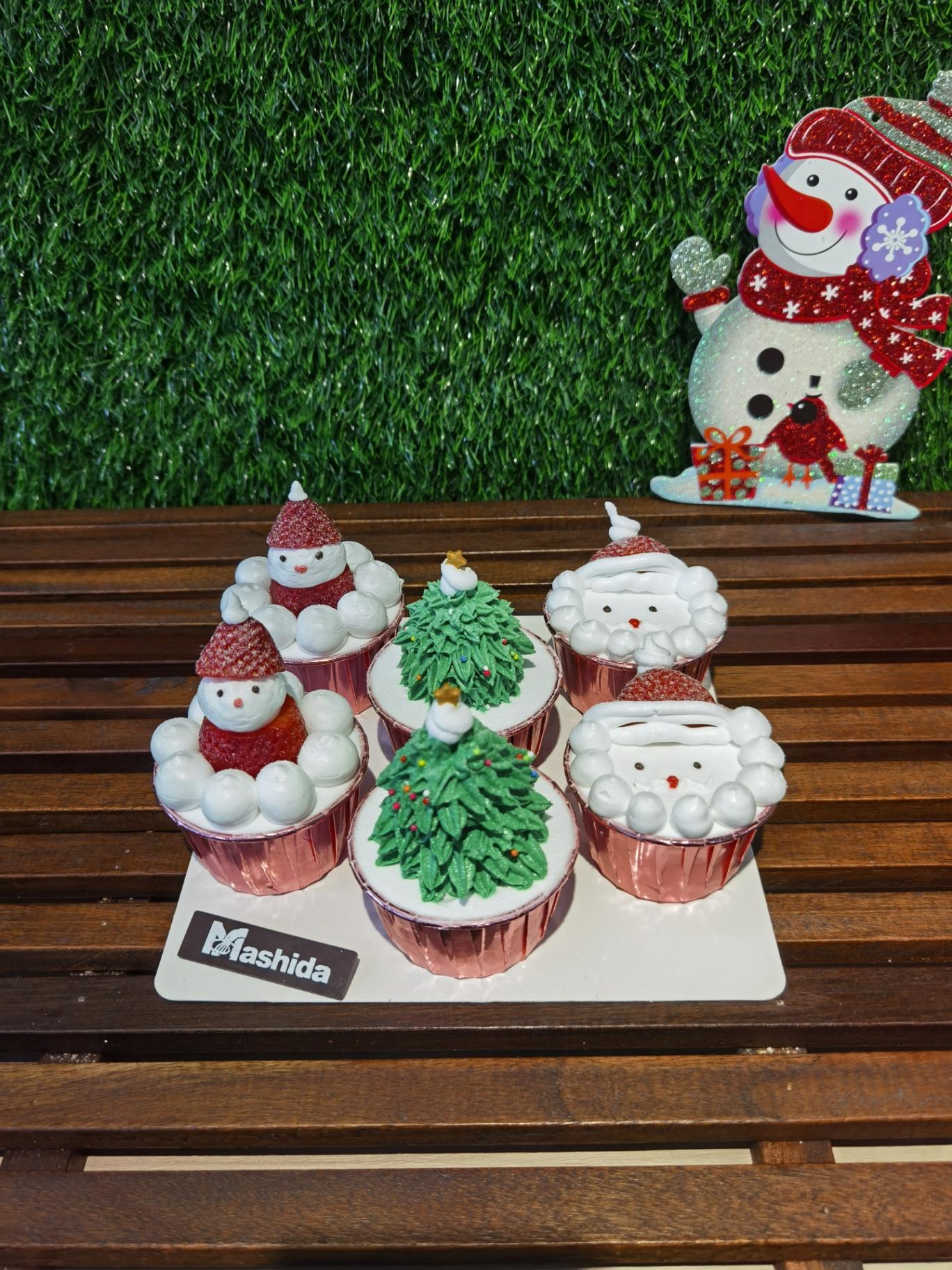Christmas cupcakes (chocolate cake/vanilla cake)