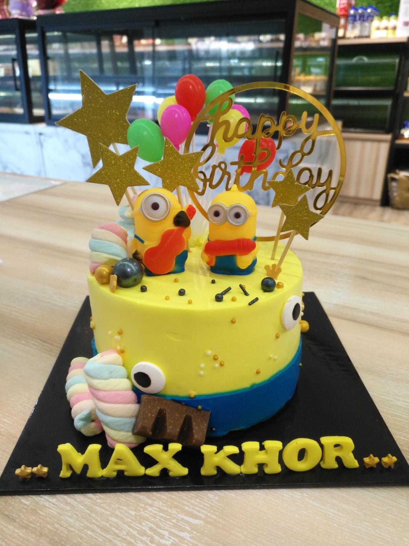Own design (chocolate cake/vanilla cake)