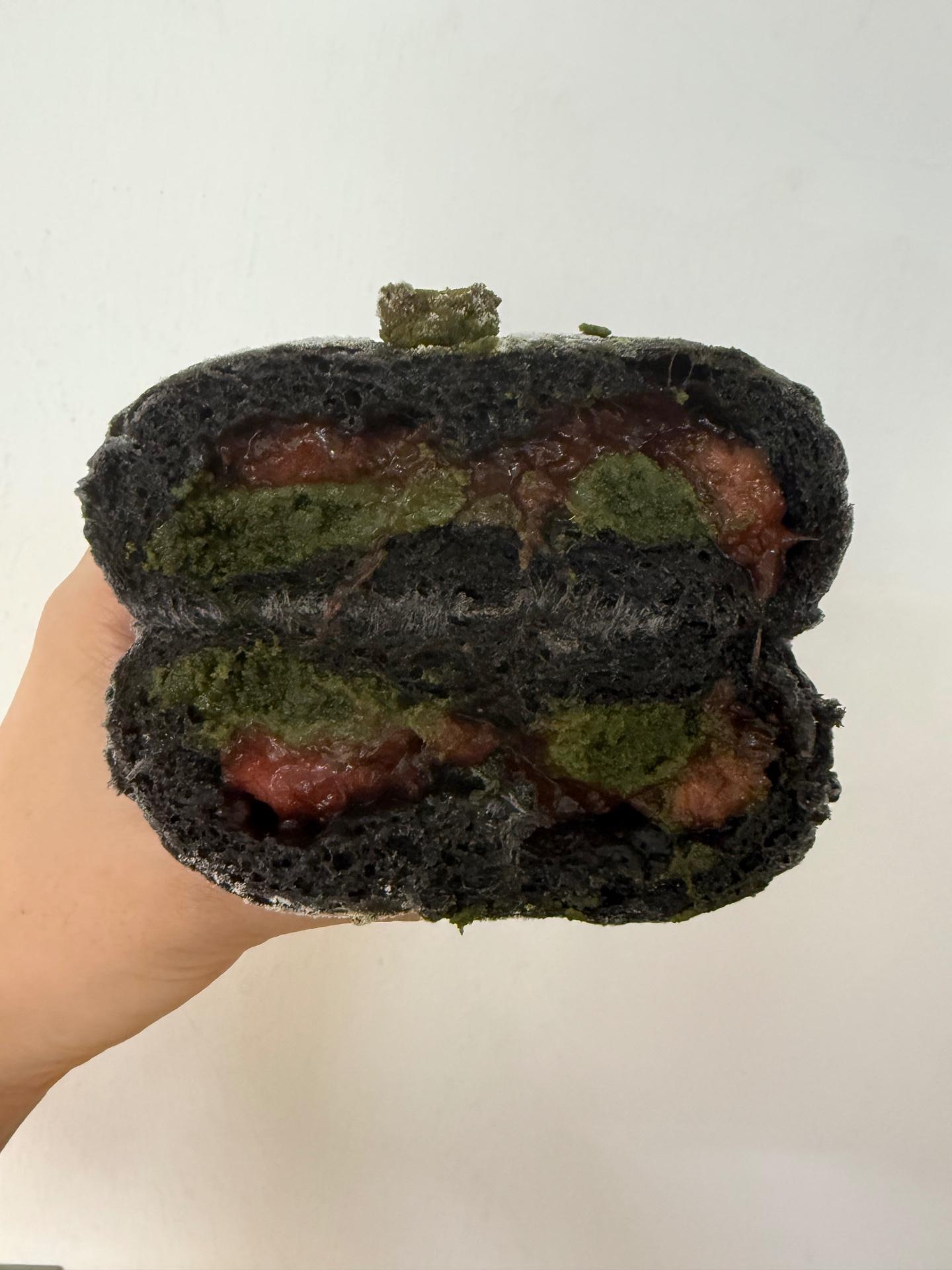 竹炭流心草莓🍓抹茶奶酥欧包