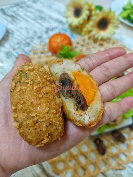 金黃蠔士Golden Fried Osyter Salted Egg Roll