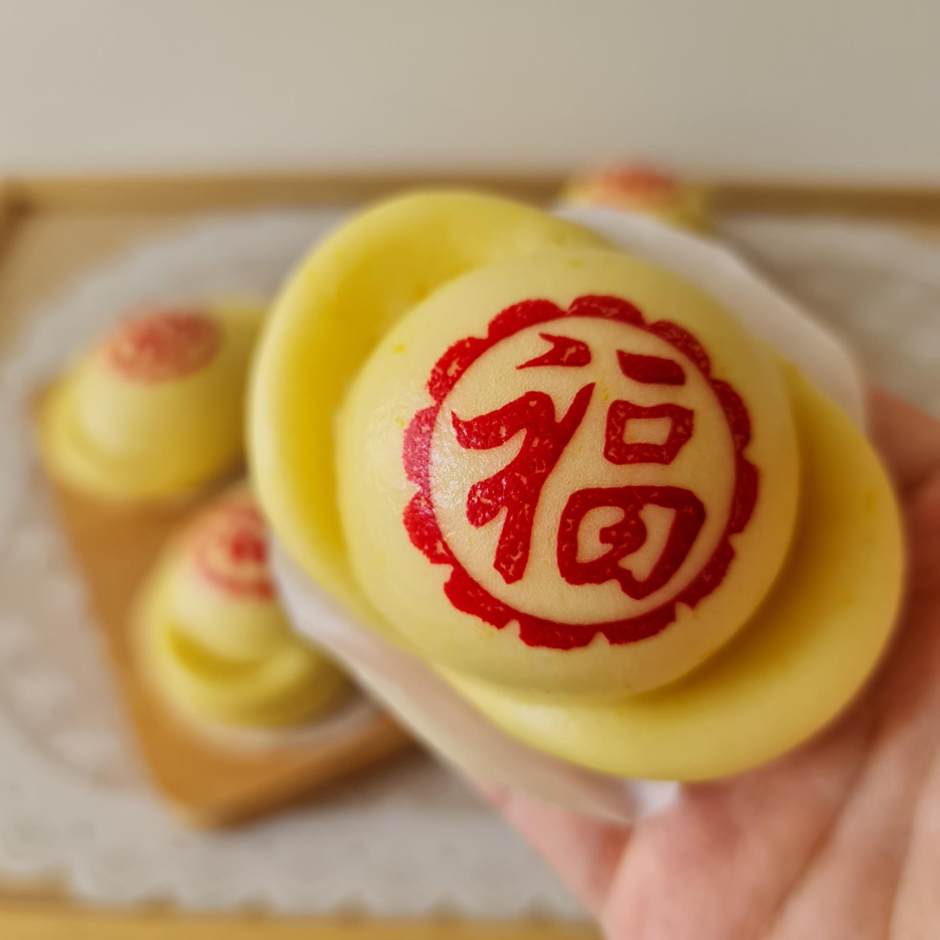 元宝包 (红豆沙) / Gold Ingot Bun (Red Bean Paste)