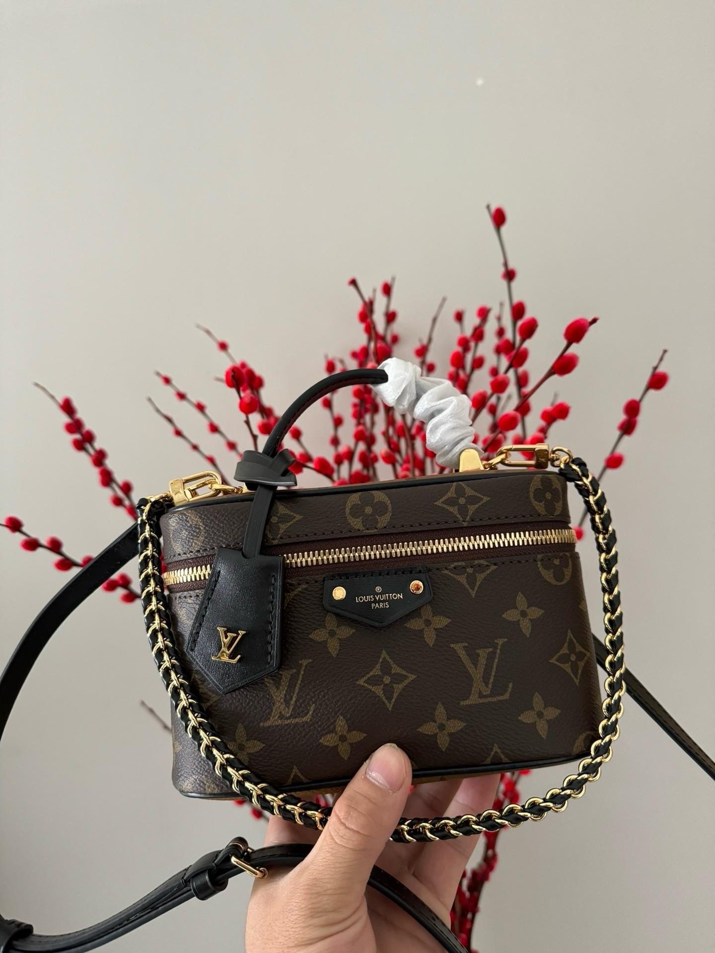 VANITY CHAIN POUCH