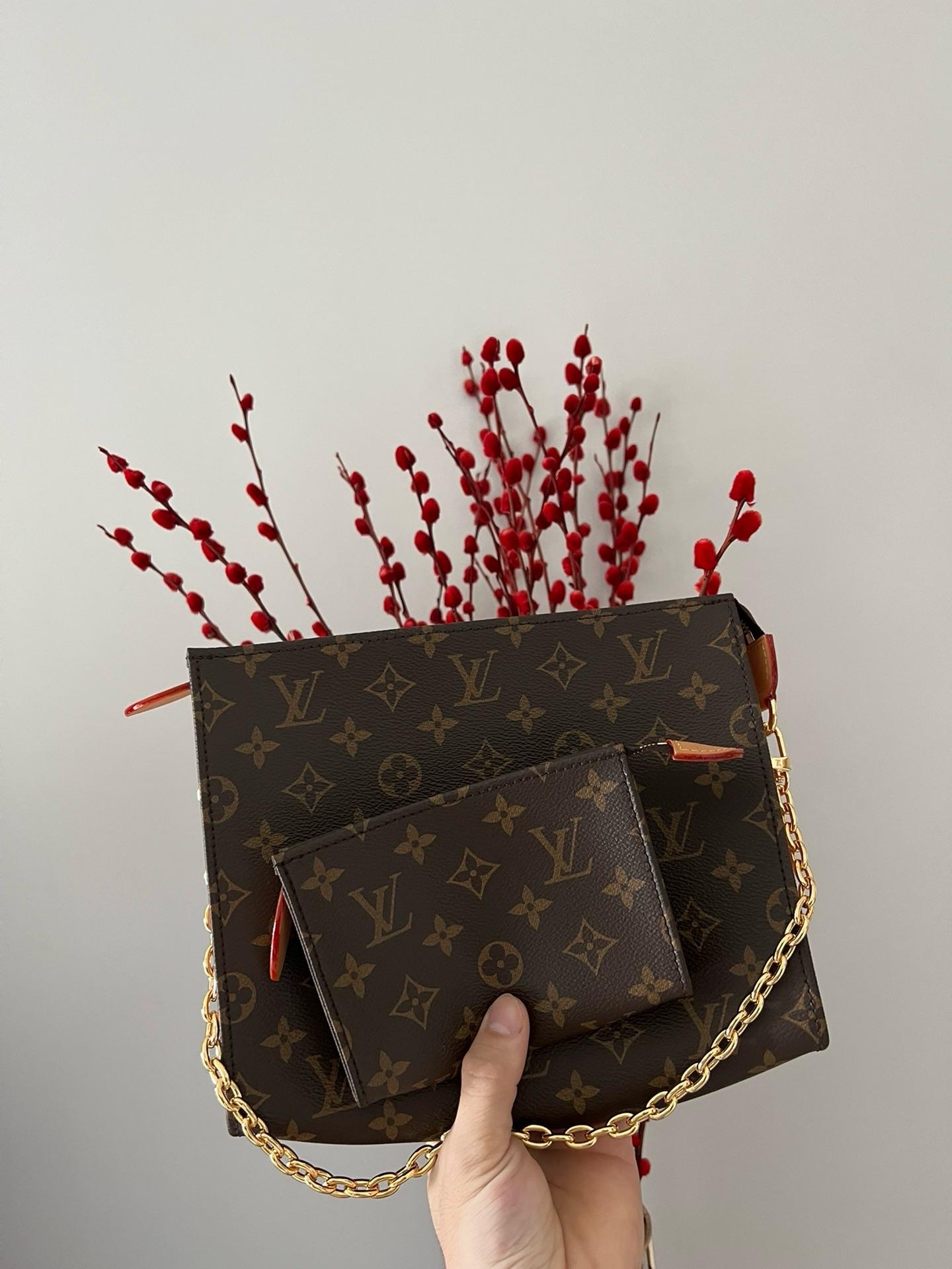TOILETRY POUCH ON CHAIN