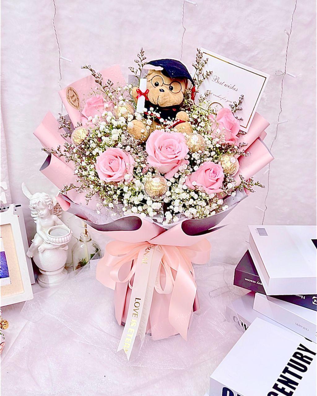 Convobear with fresh flower roses bouquet