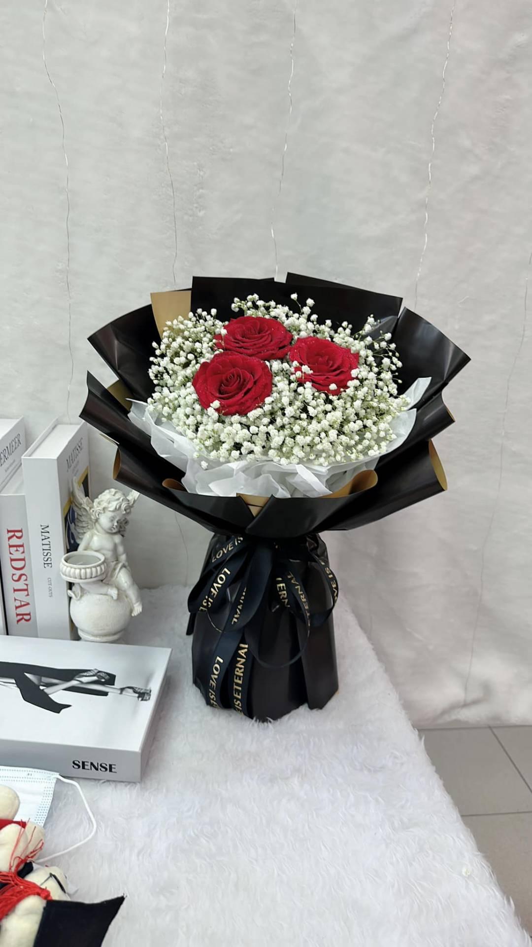 3 stalks red roses bouqet