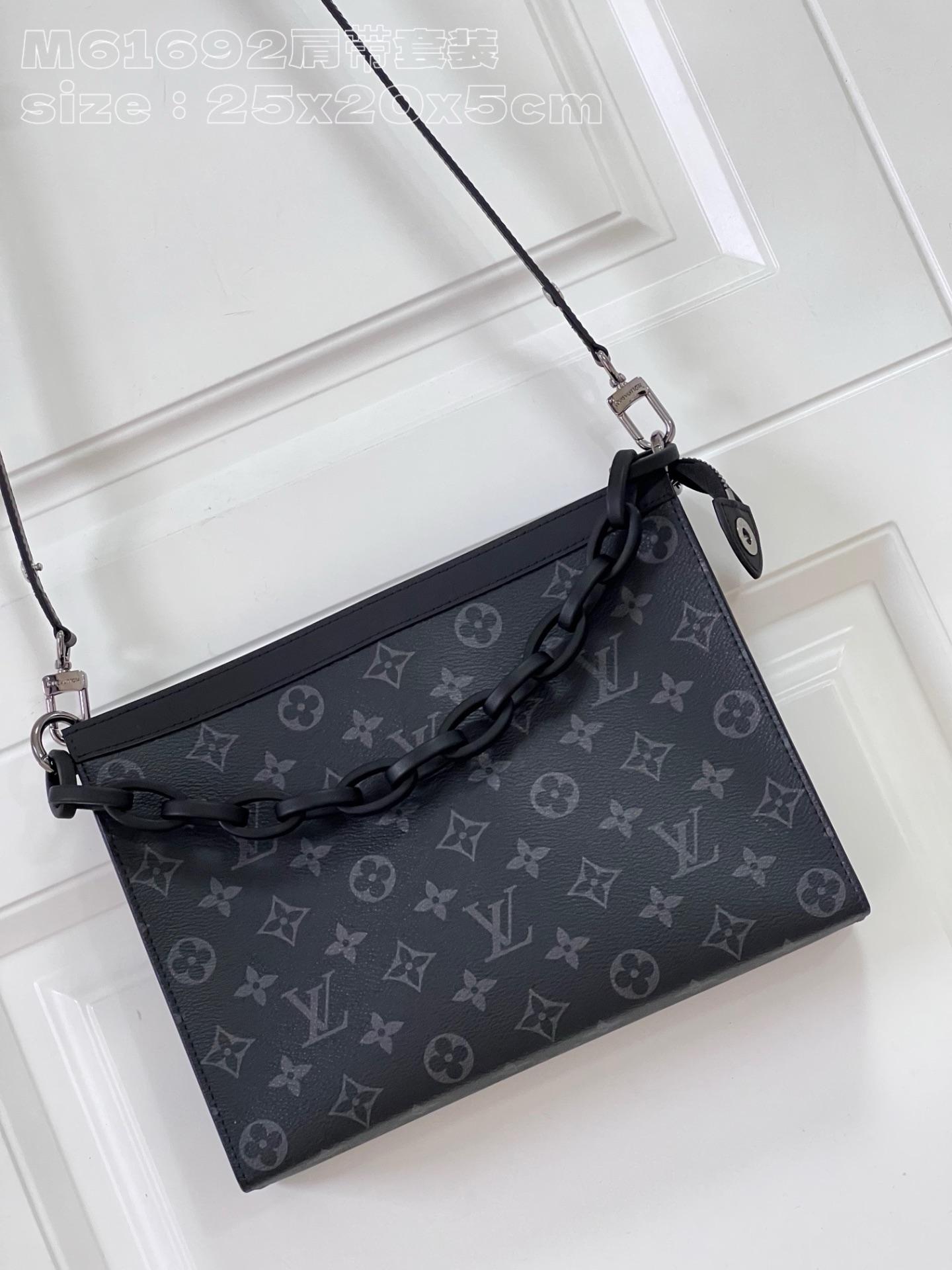 Lv Toiletry Pouch On 手袋