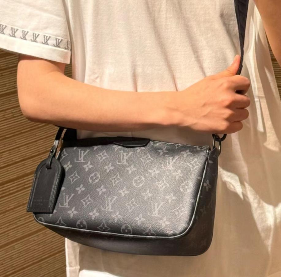 LV Pochette Accessoire XL