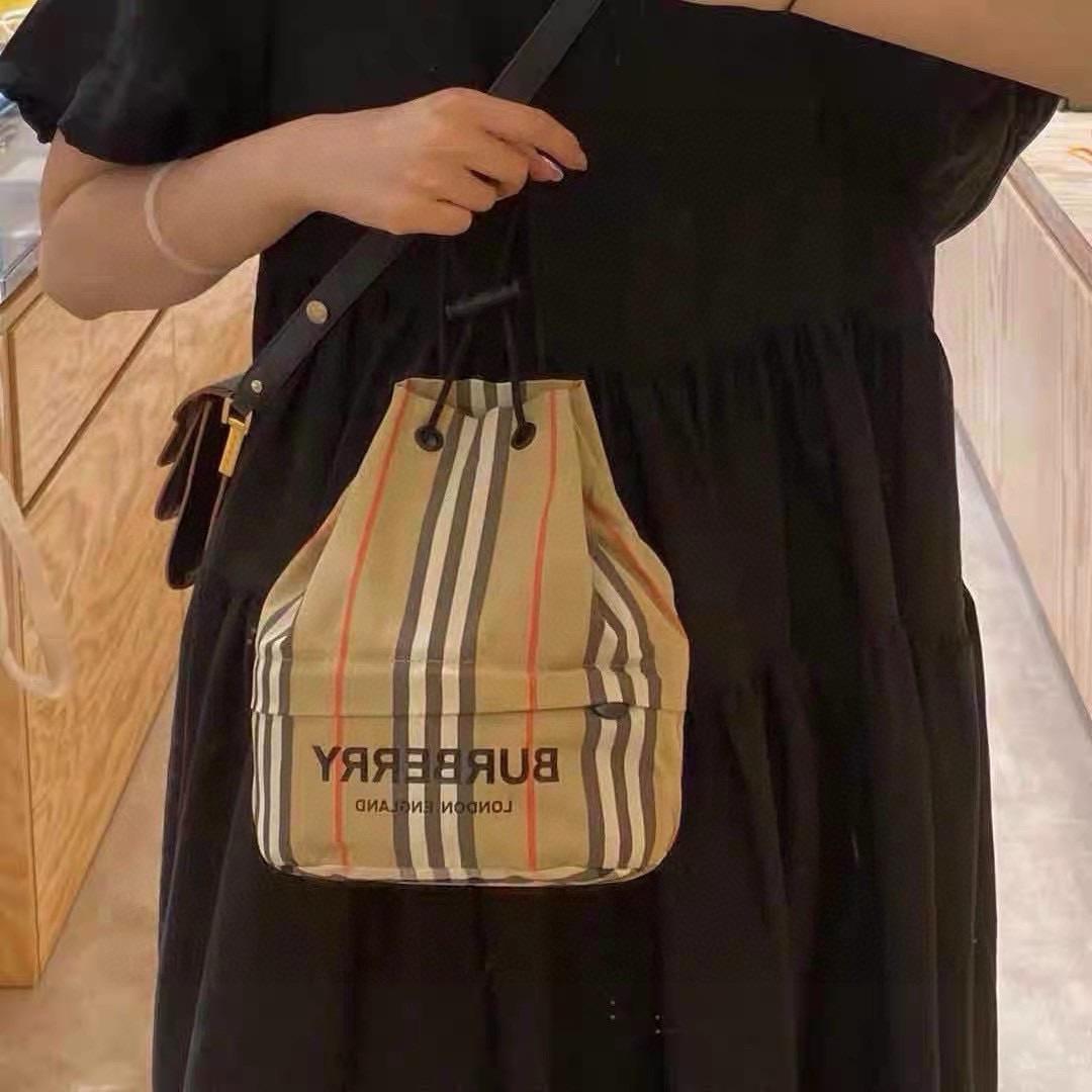 Burberry 抽绳水桶包