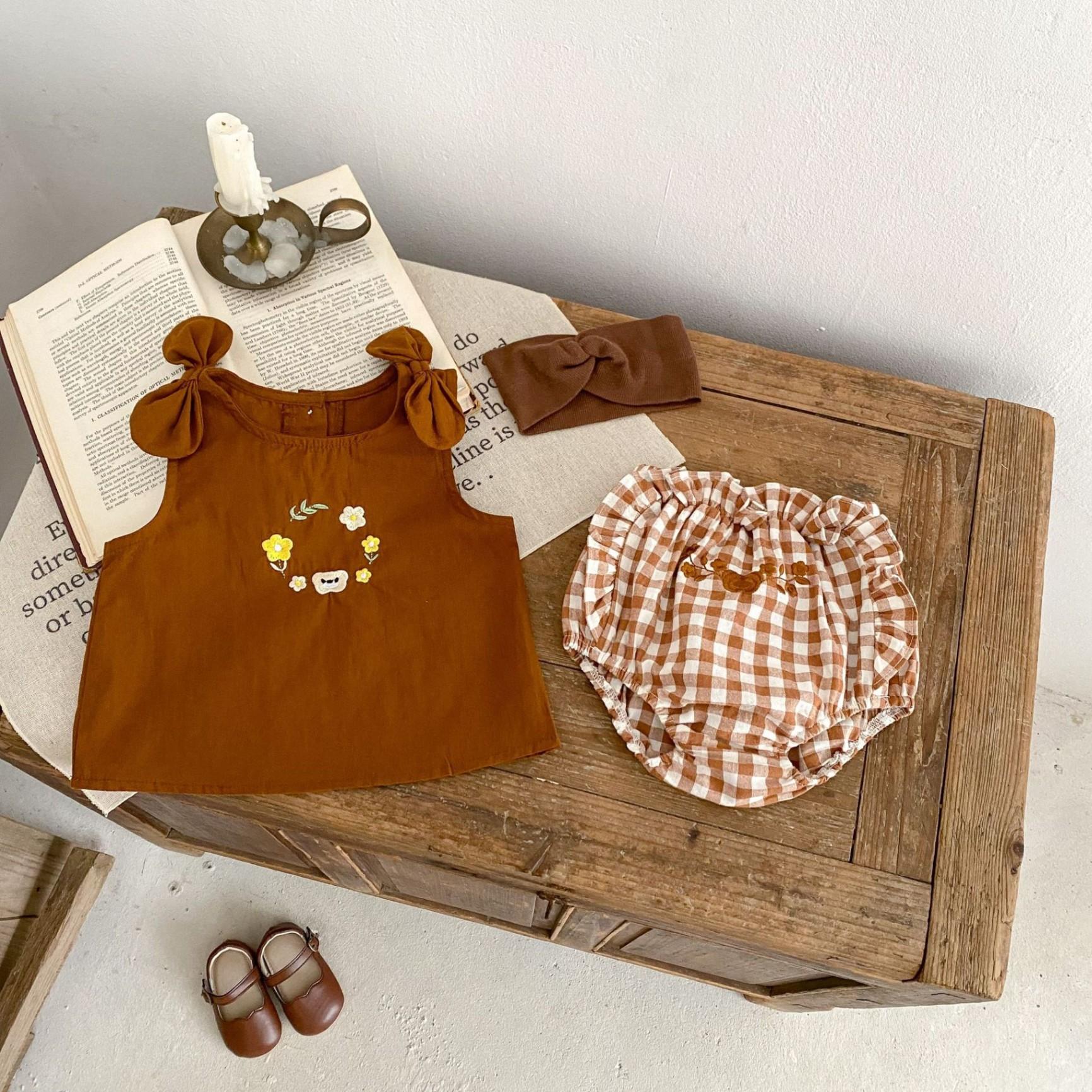 Sleeveless Ribbon Bear With Plaid Bloomer Set (Brown Top）