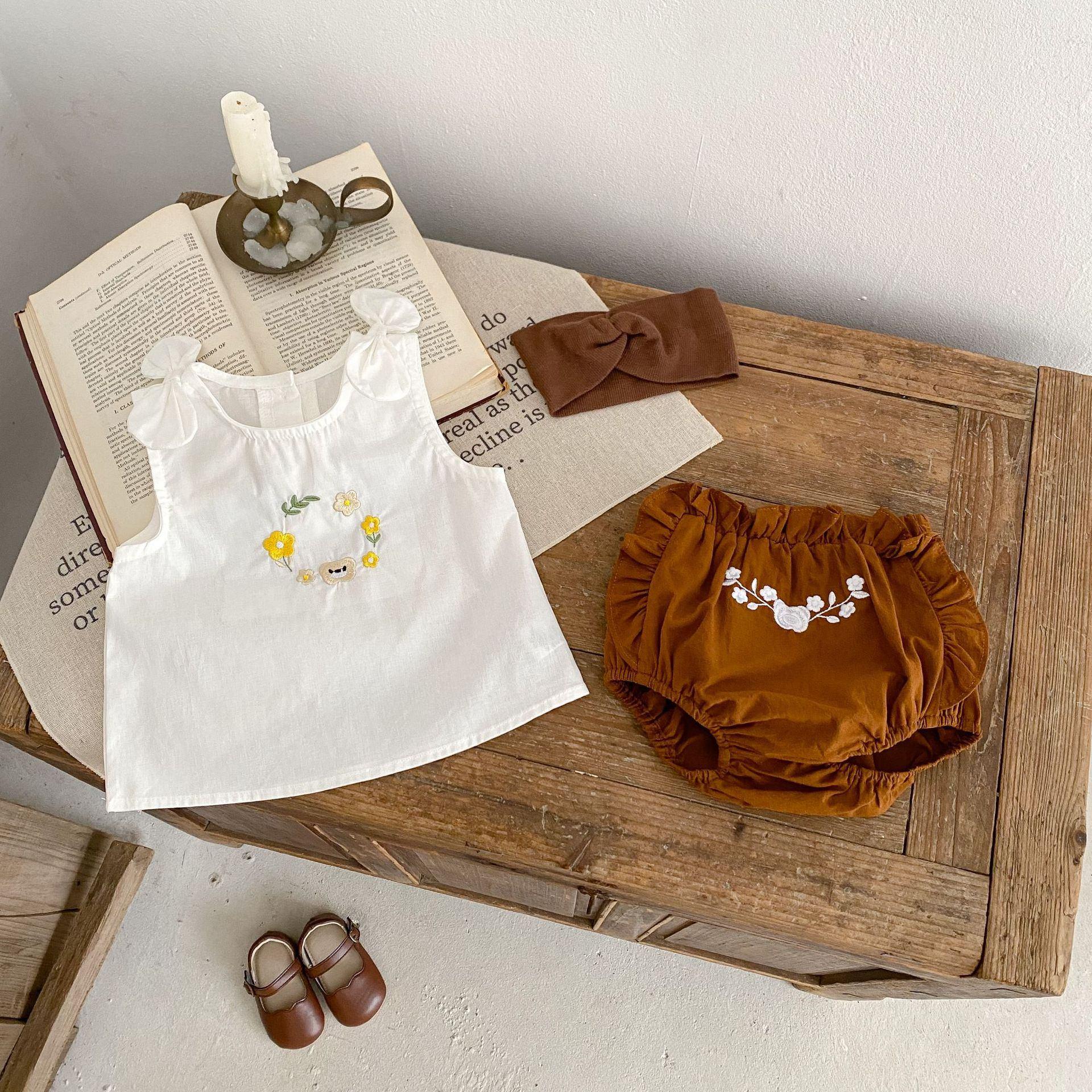Sleeveless Ribbon Bear With Plaid Bloomer Set (White Top）