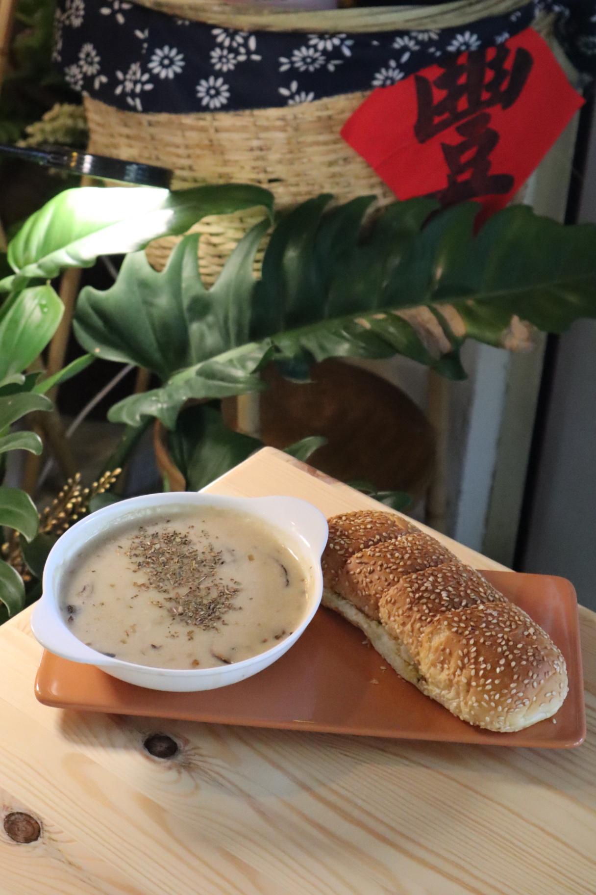 BF1 蒜香面包 + 蘑菇汤 Garlic Bread + Mushroom Soup