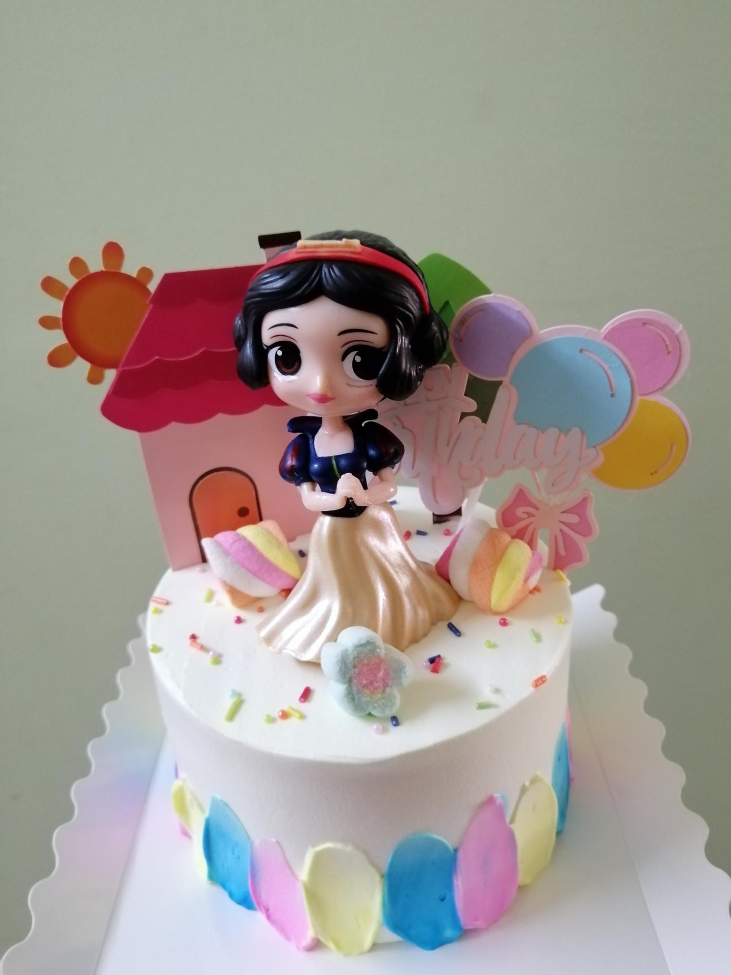 Snow White Cake (5 inch)