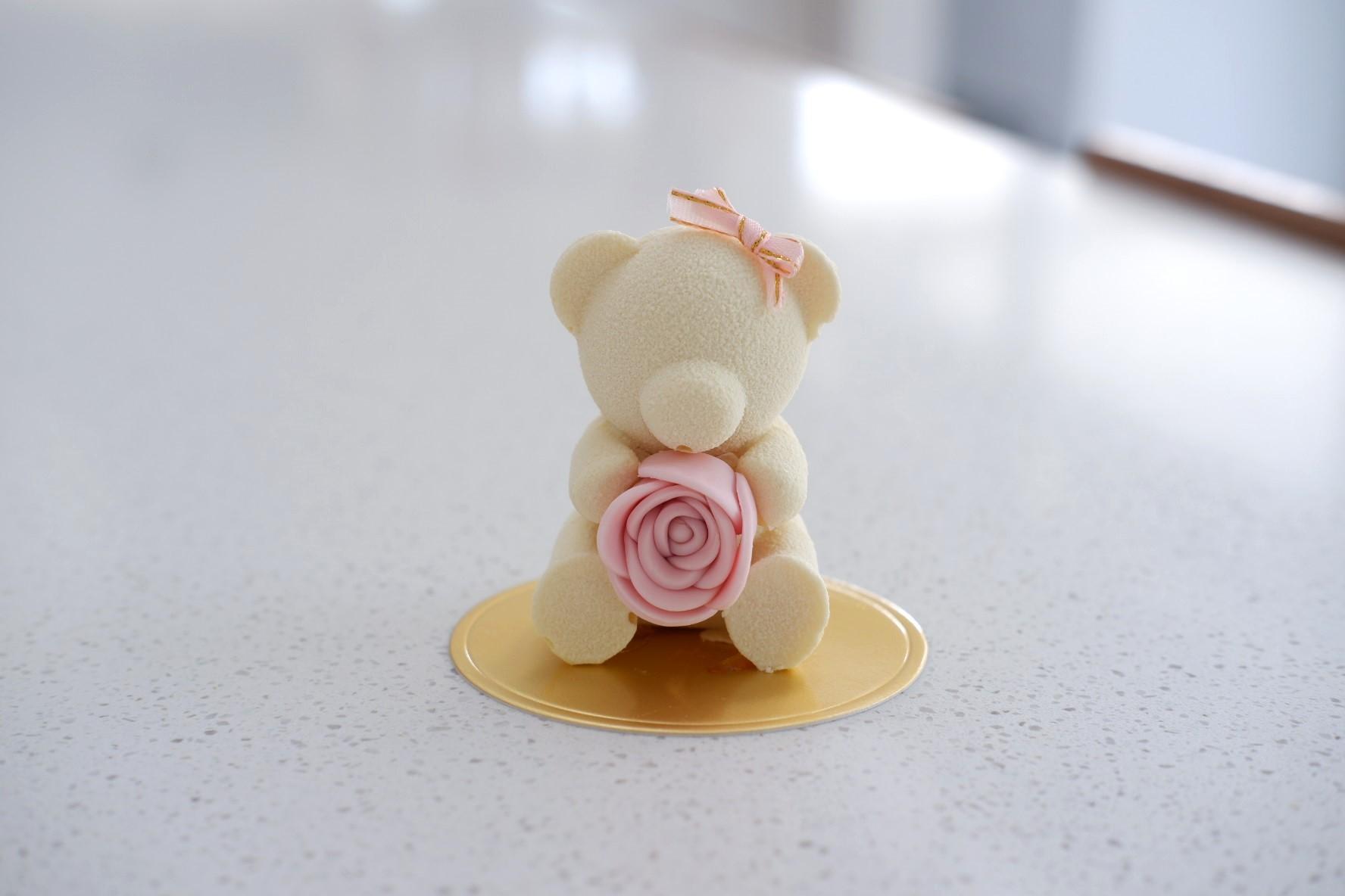Bear Holding Rose (Oreo Cheese)