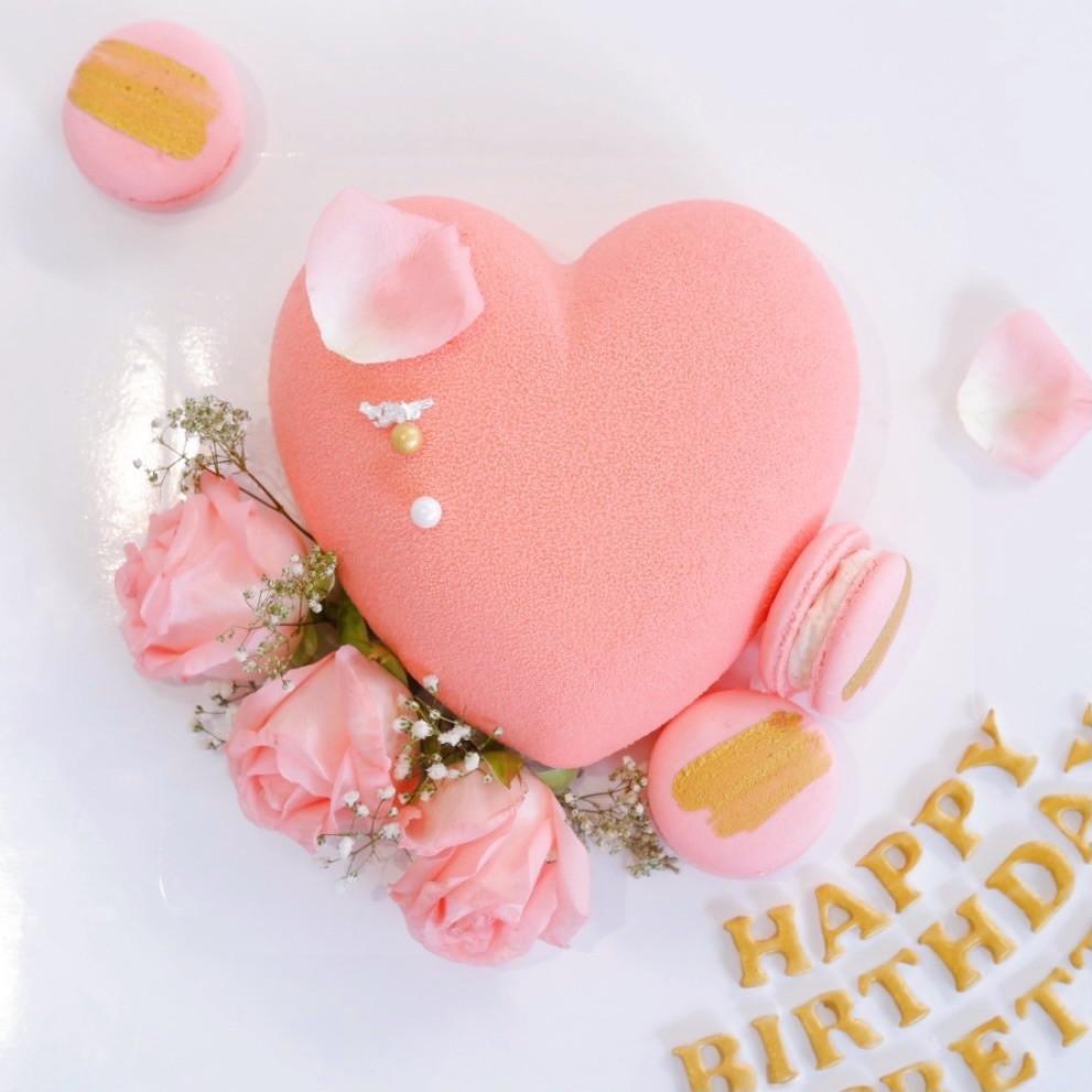 Velvet Spray Heart Shape With Fresh Flower & Macaron
